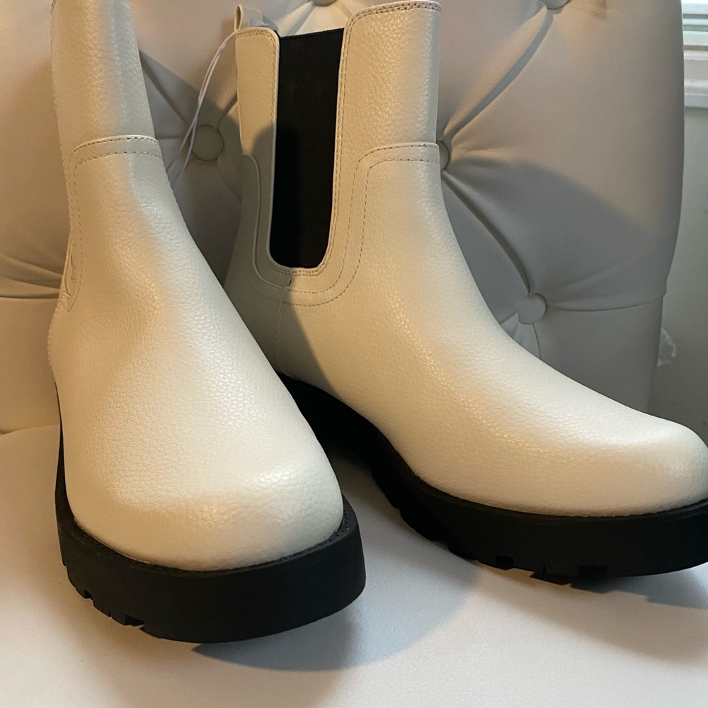 NWT Old Navy White faux leather Chelsea boots 9